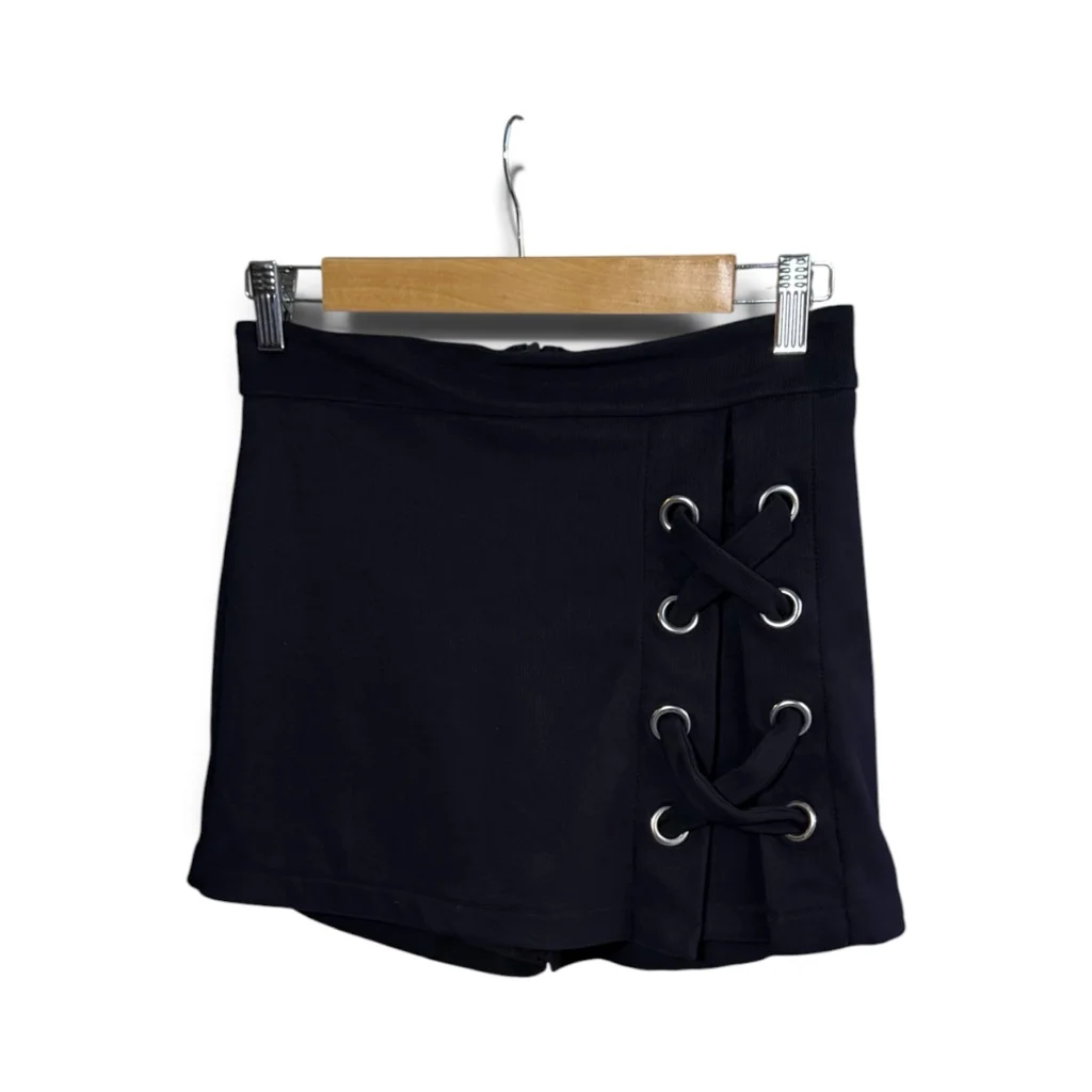 Short pollera negro con tiras cruzadas