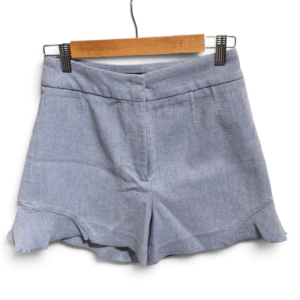 Short Celeste con detalle de volados