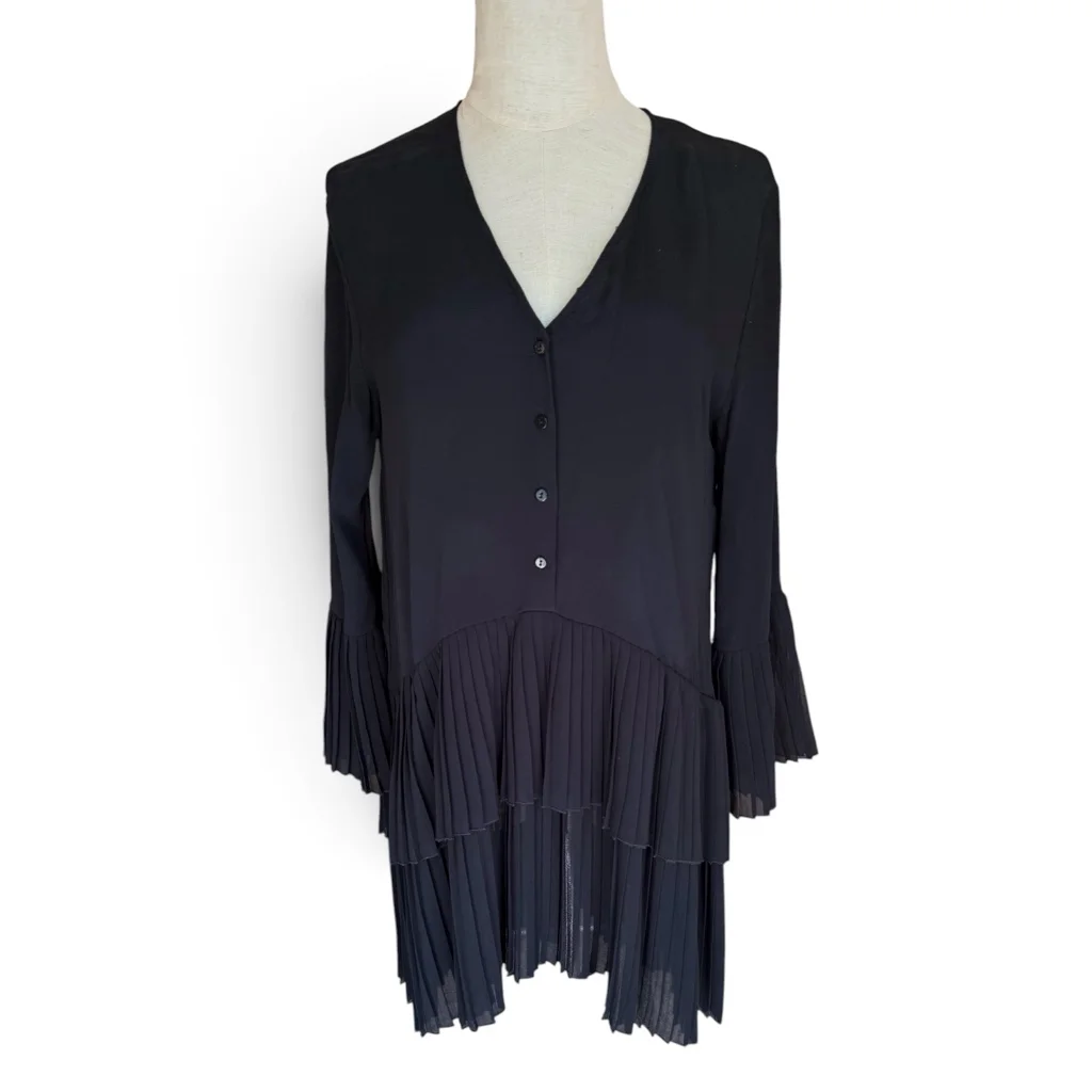 Vestido Mini Negro con Volados Plisados