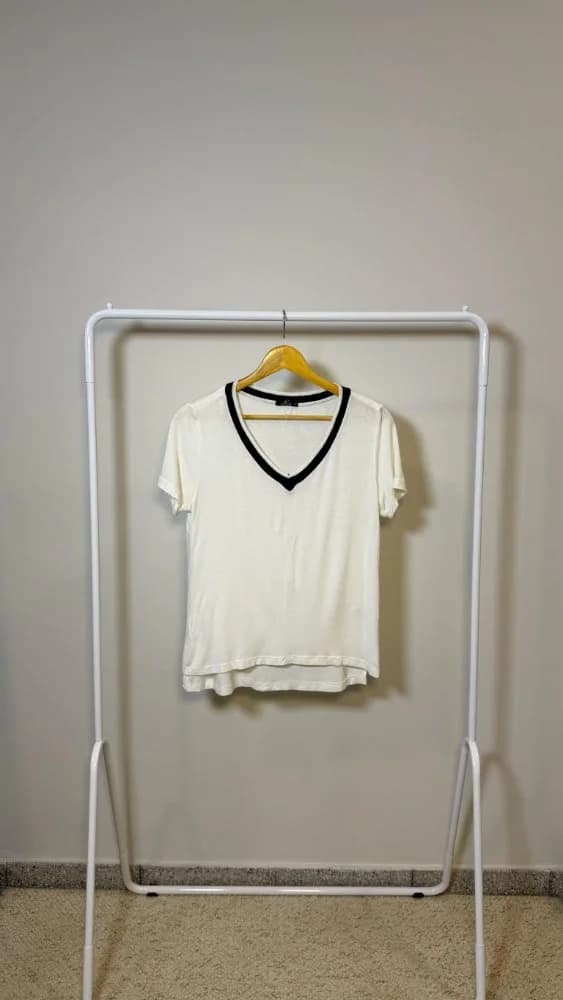 Remera Basica Blanca Escote V en negro