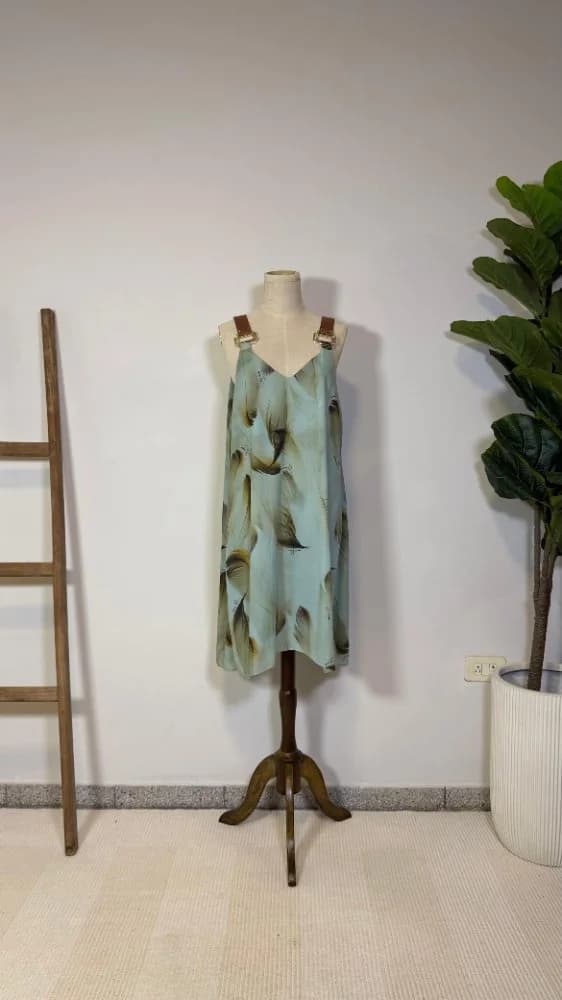 Vestido con tiras de cuero