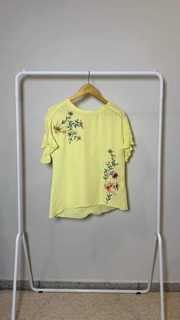 Blusa amarilla bordado