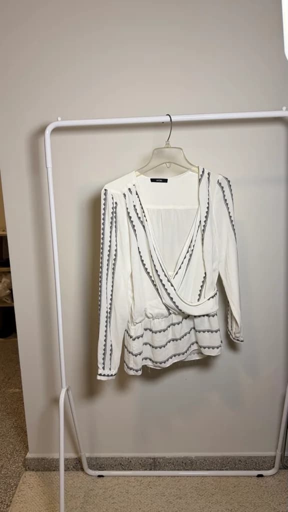 Blusa blanca con detalle en bordes