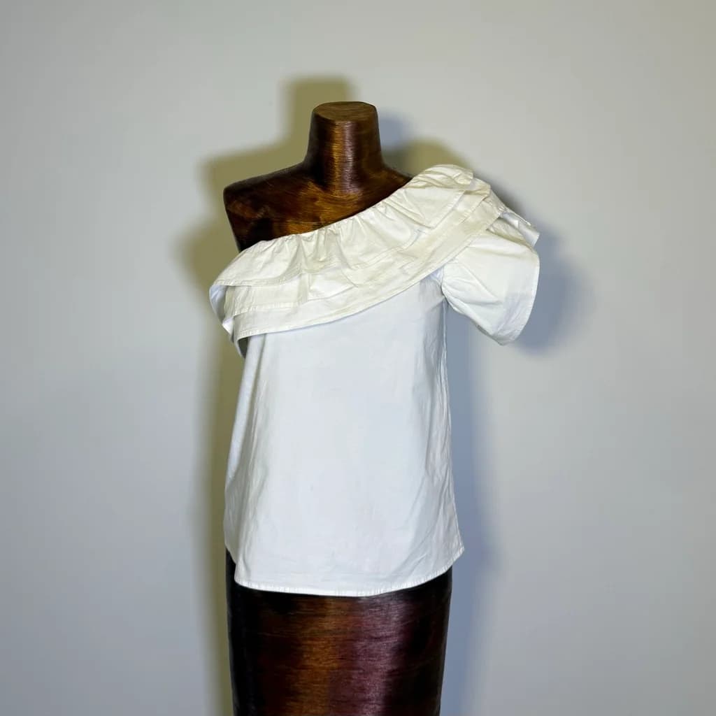 Blusa blanca un hombro