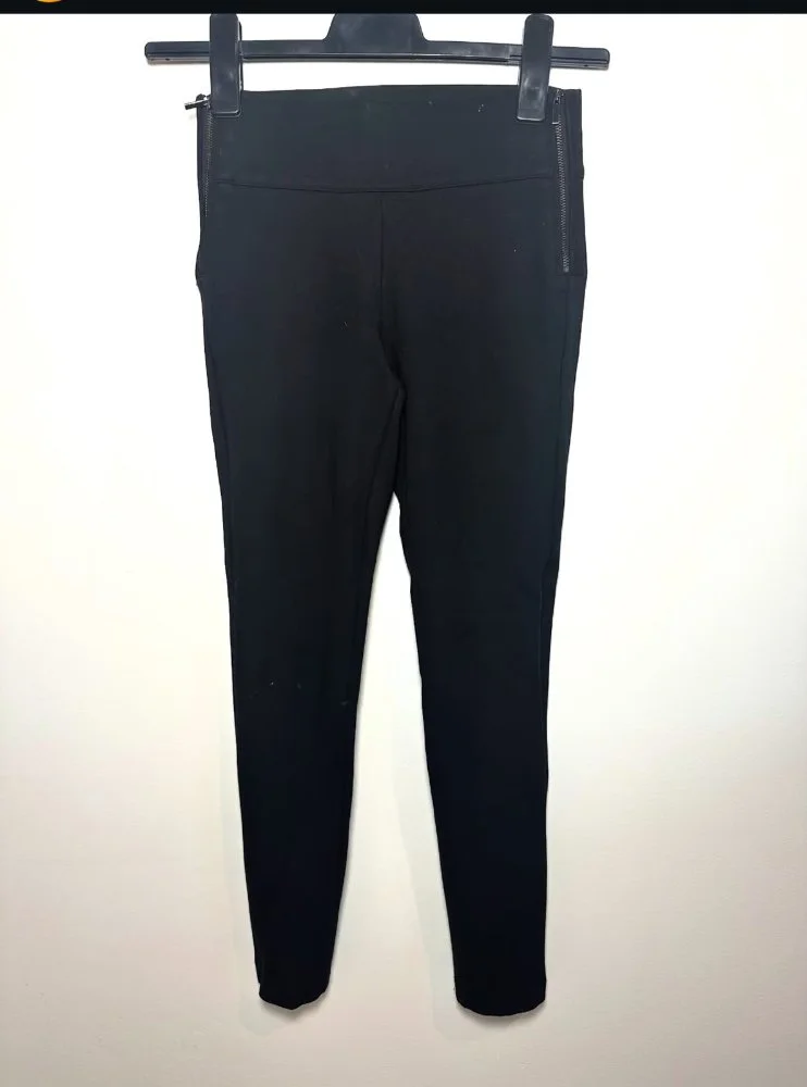 Calza skinny negra cierre al costado