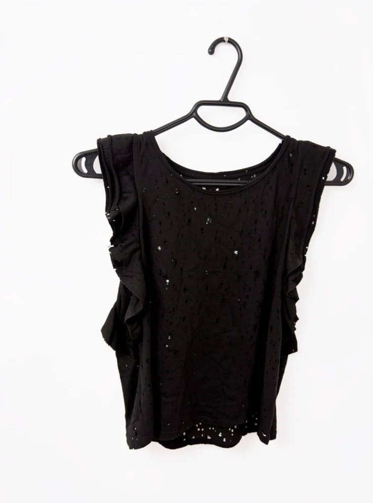 Blusa negra volados