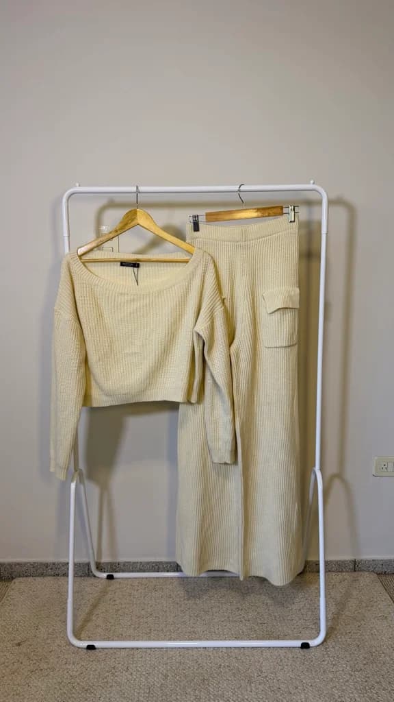 Conjunto beige tejido con bolsillo