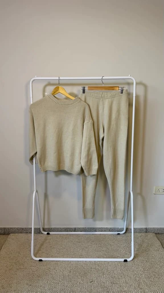 Conjunto beige tejido