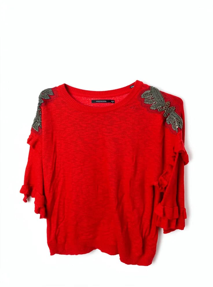 Sweater rojo con bordado y volados