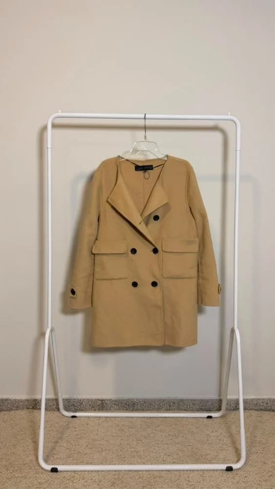Tapado beige con botones