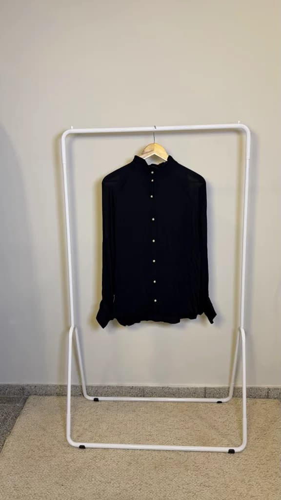 Camisa Negra con Botones de Perla