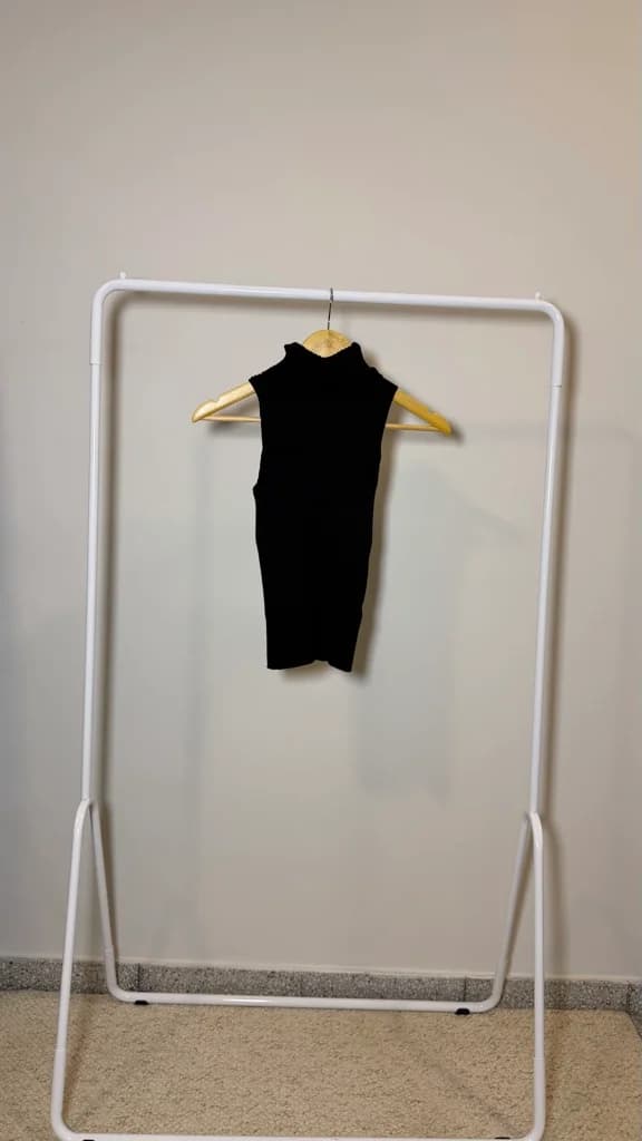 Blusa negra elastizada cuello tortuga