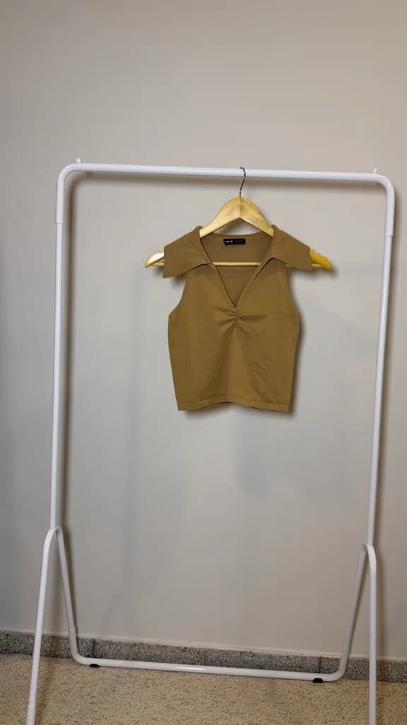 Blusa crop top beige con cuello