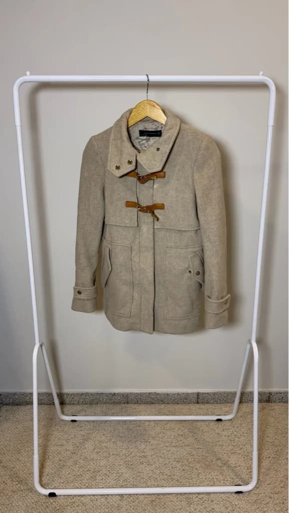 Tapado beige con hebillas