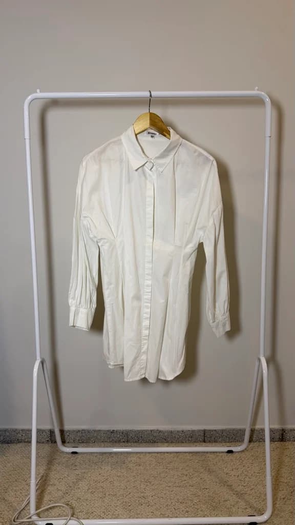 Camisa blanca detalle cintura larga