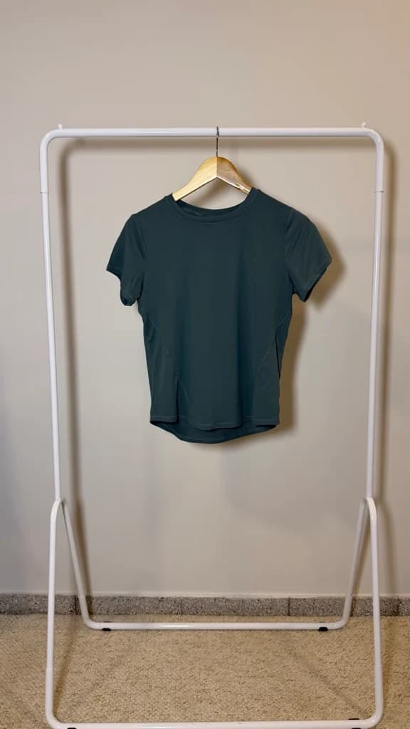 Remera verde oscura