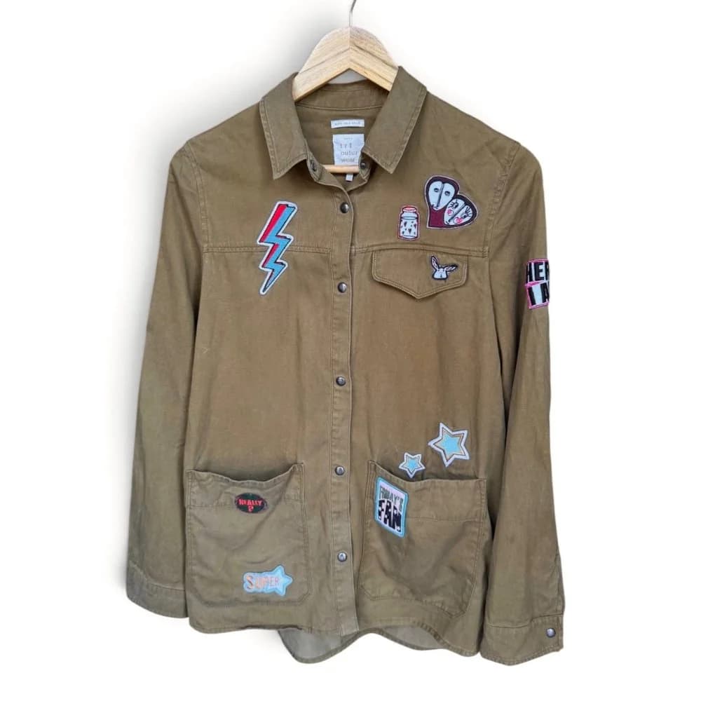 Camisa Verde Militar con Parches Bordados