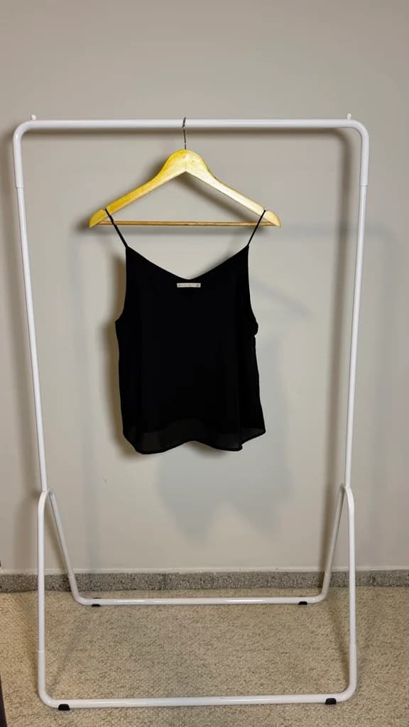 Blusa negra con tiritas