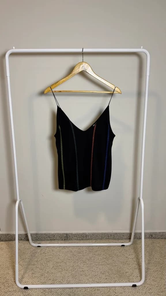 Blusa tiritas negra con hilos de colores