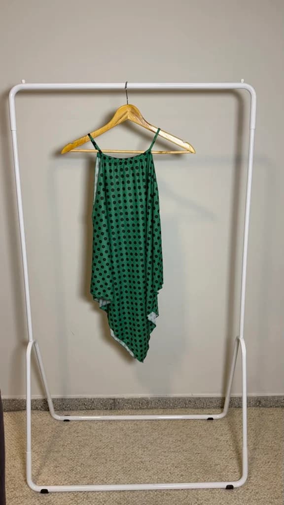 Blusa verde con motas negras