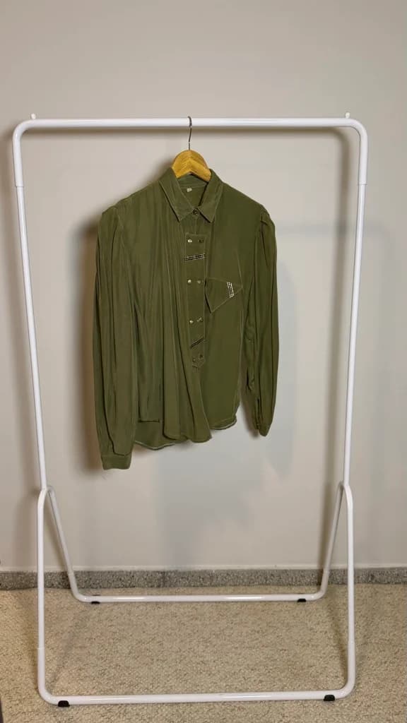 Camisa verde con detalles dorados