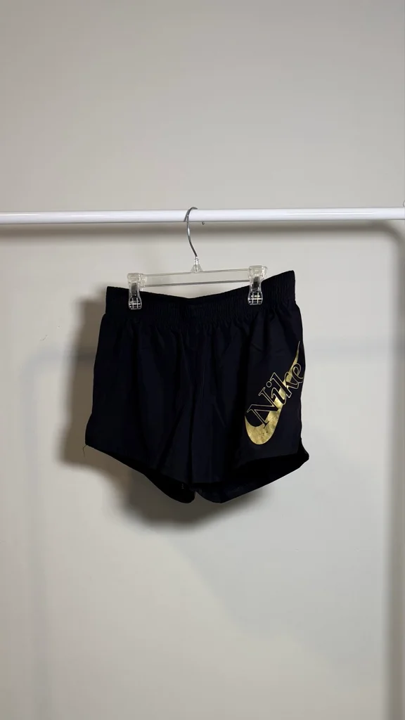 Short negro logo dorado