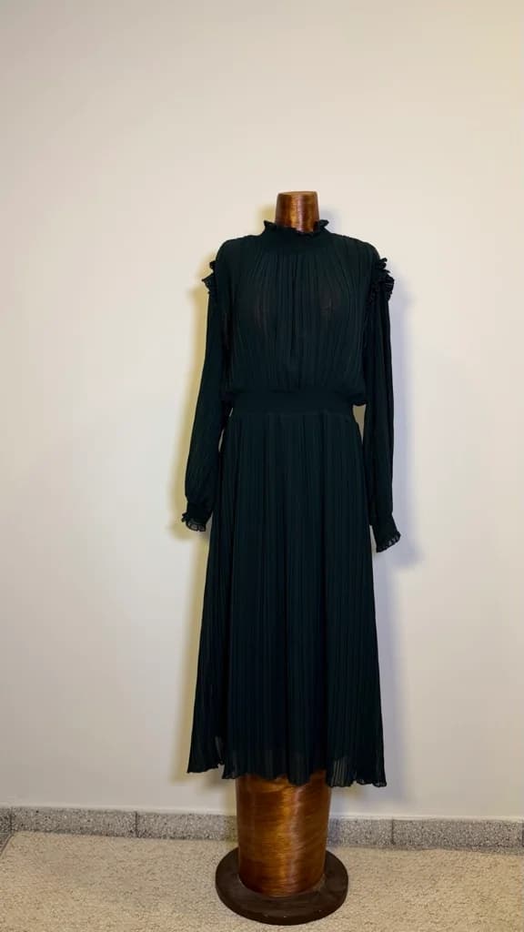 Vestido mangas largas verde plisado