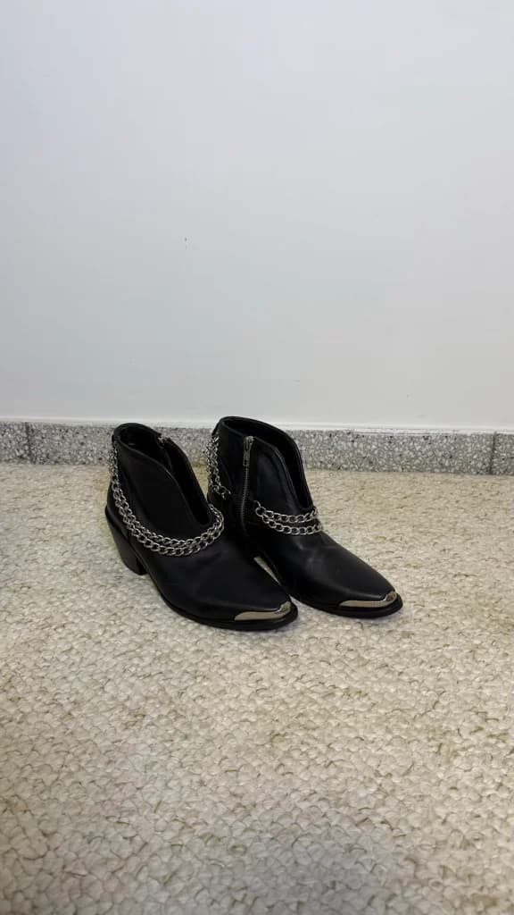 Bota negra corta con cadena cuero