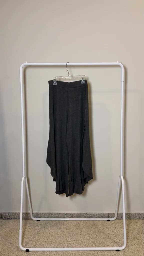 Pantalon midi gris con volados