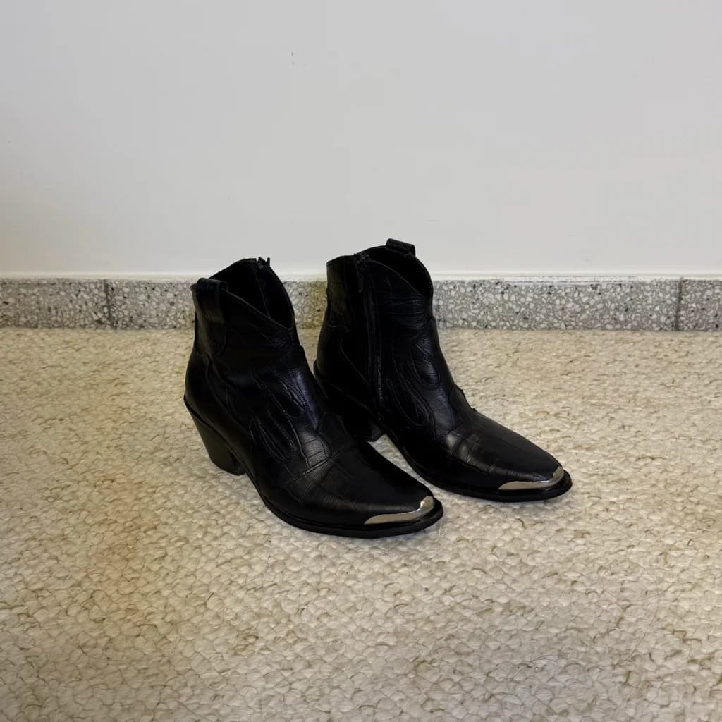 Bota negra corta tipo tejana cuero