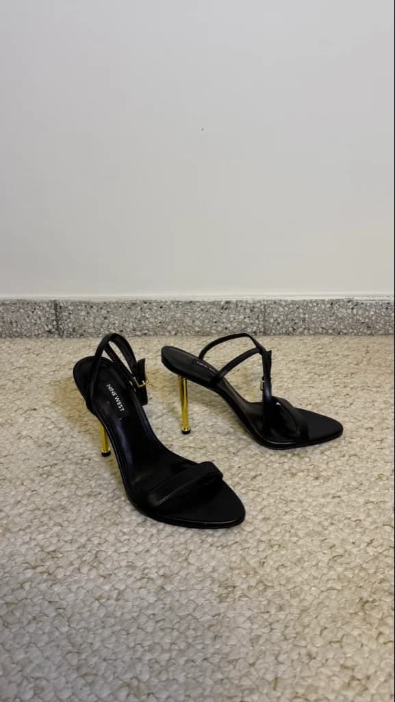 Sandalia negra taco dorado