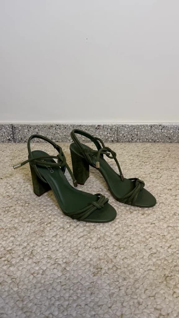 Sandalia verde gamuza