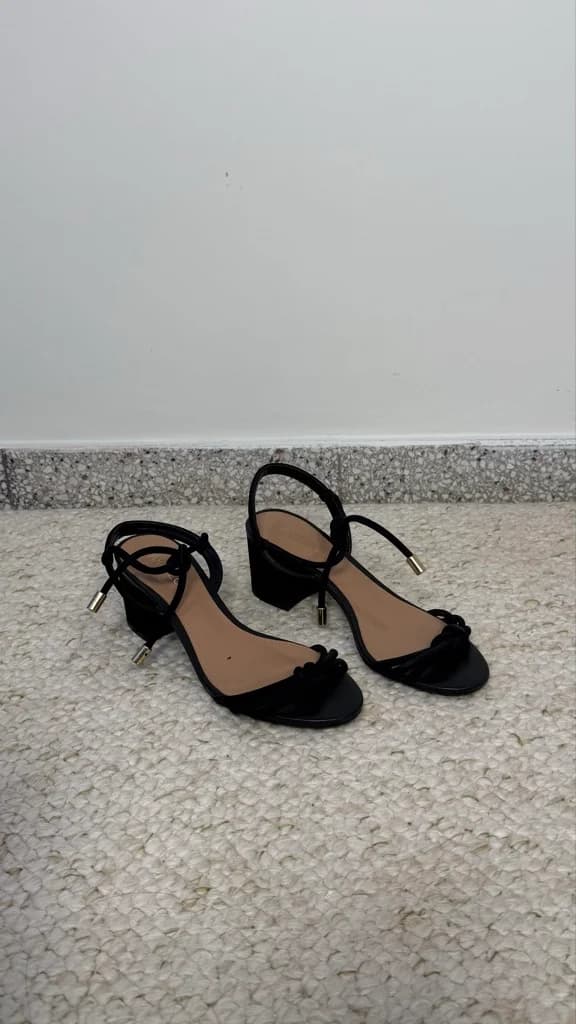 Sandalia negra gamuza taco bajo