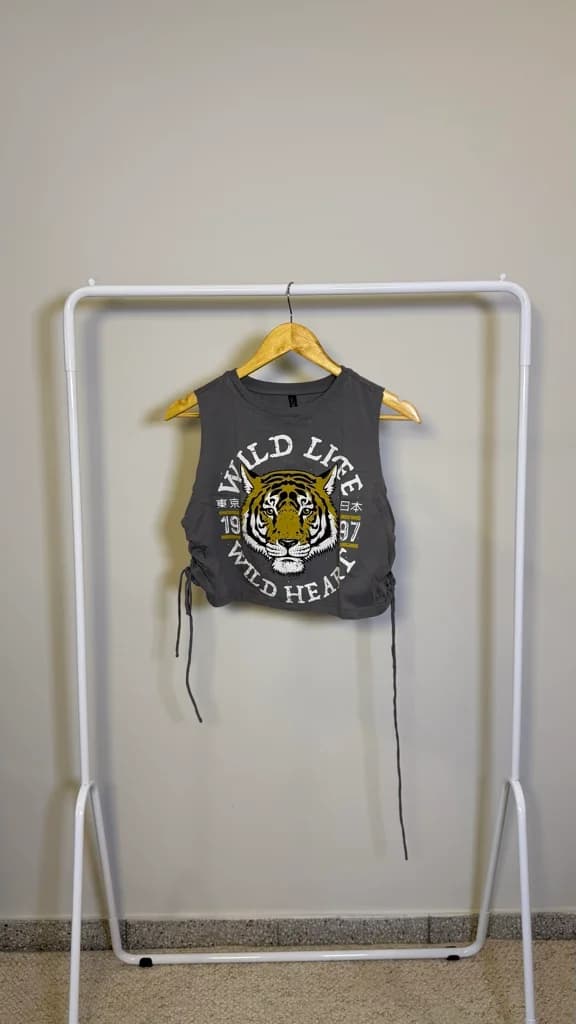 Remera sin mangas gris tigre frunce