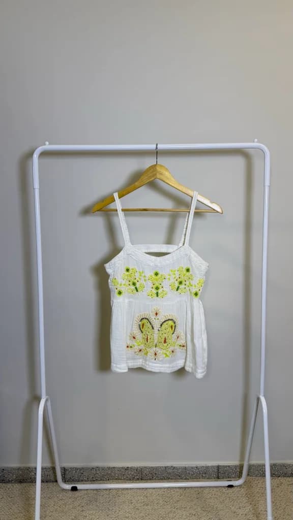 Blusa blanca con bordado verde