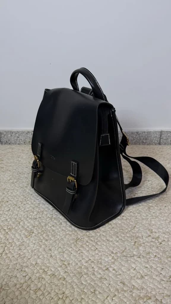Mochila negra símil cuero
