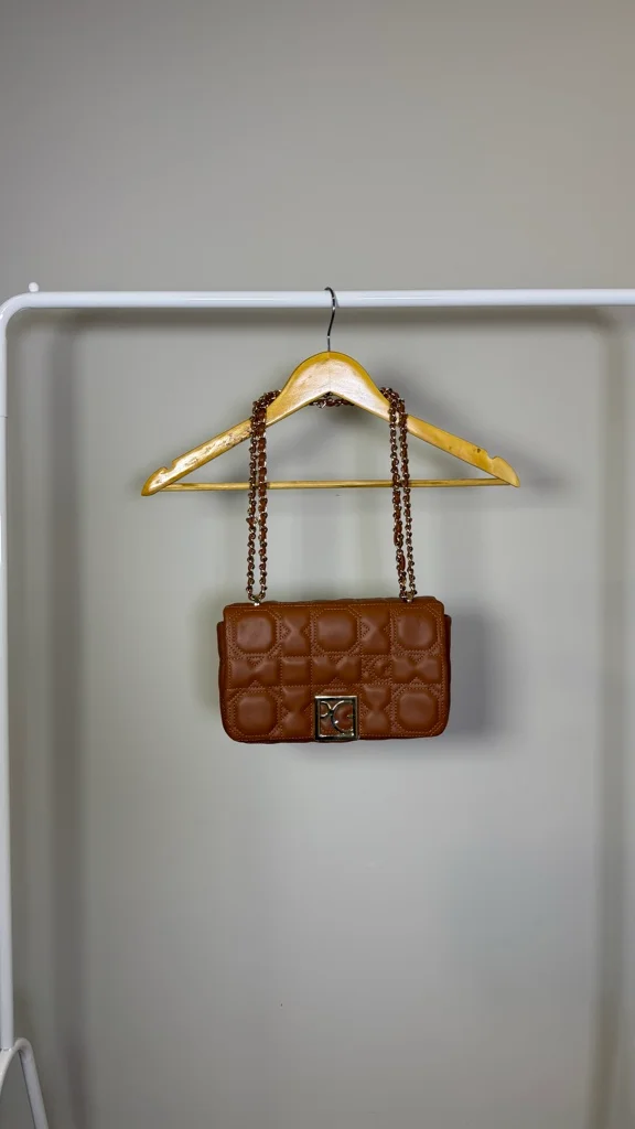 Cartera marron cadena dorada