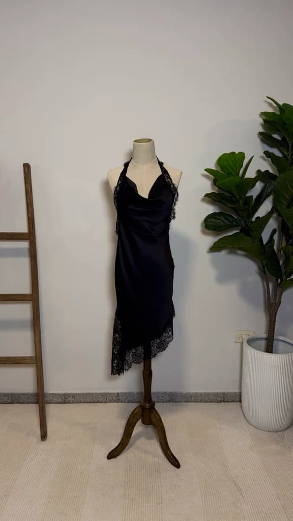 Vestido negro Satin Irregular con encaje