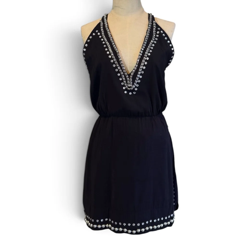 Vestido Negro Mini con tachas escote V