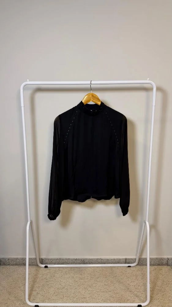 Blusa Mangas Largas Negra con tachas Negras