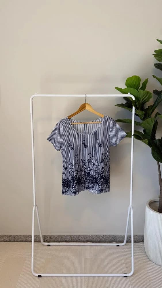 BlusaA Rayas y Bordado Azul y Blanco