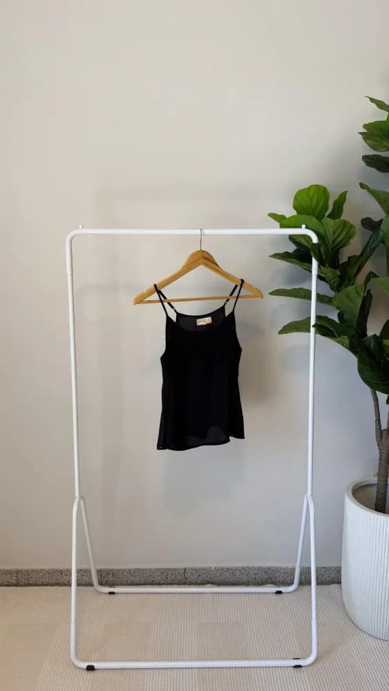 Blusa negra con tiras