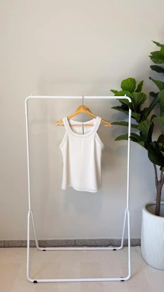 Blusa con escote redondo bordado