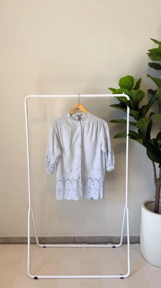 Camisa celeste calada mangas 3/4