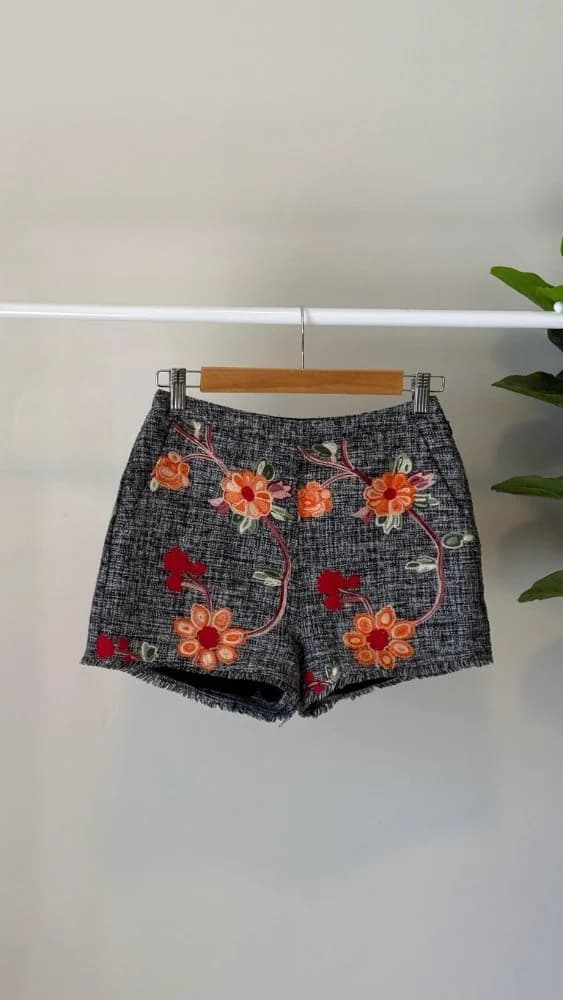 Short Tipo Lana con bordados