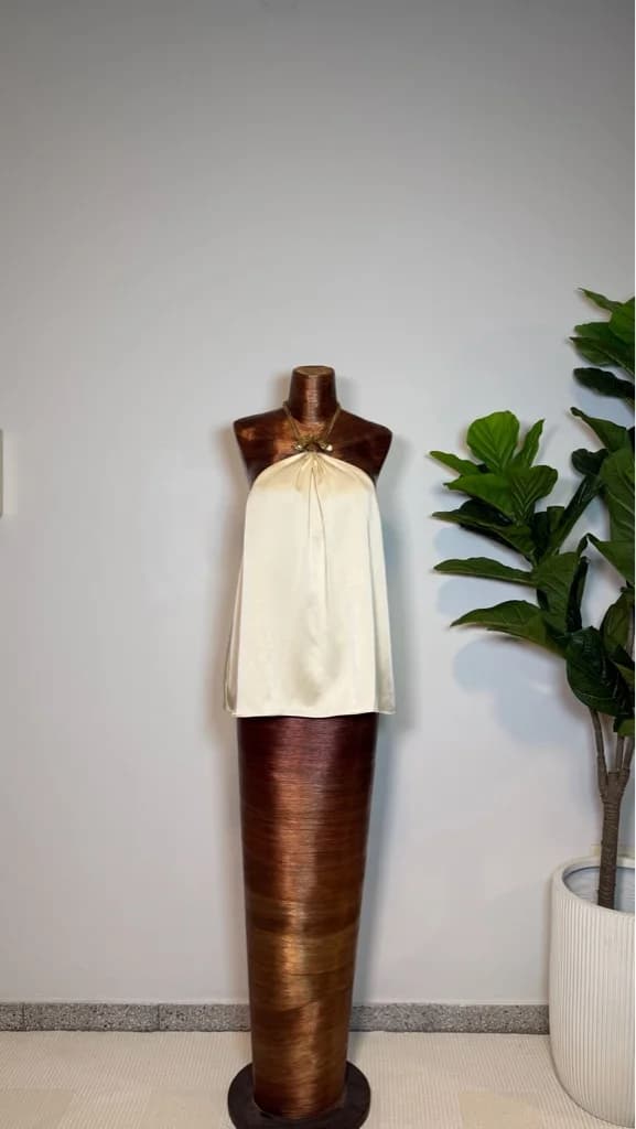 Blusa Champagne con Flor Dorada