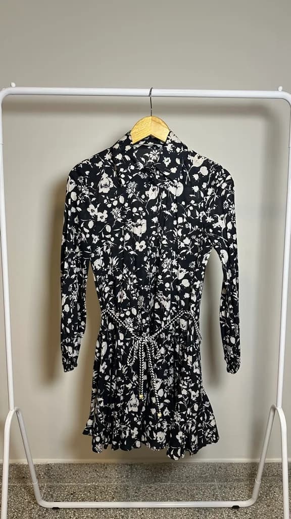 Vestido floreado negro mangas largas
