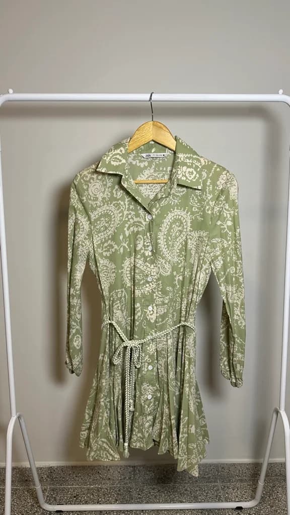 Vestido floreado verde mangas largas