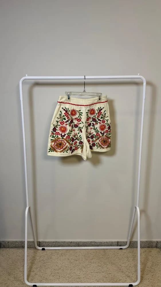 Short con Bordado de Flores