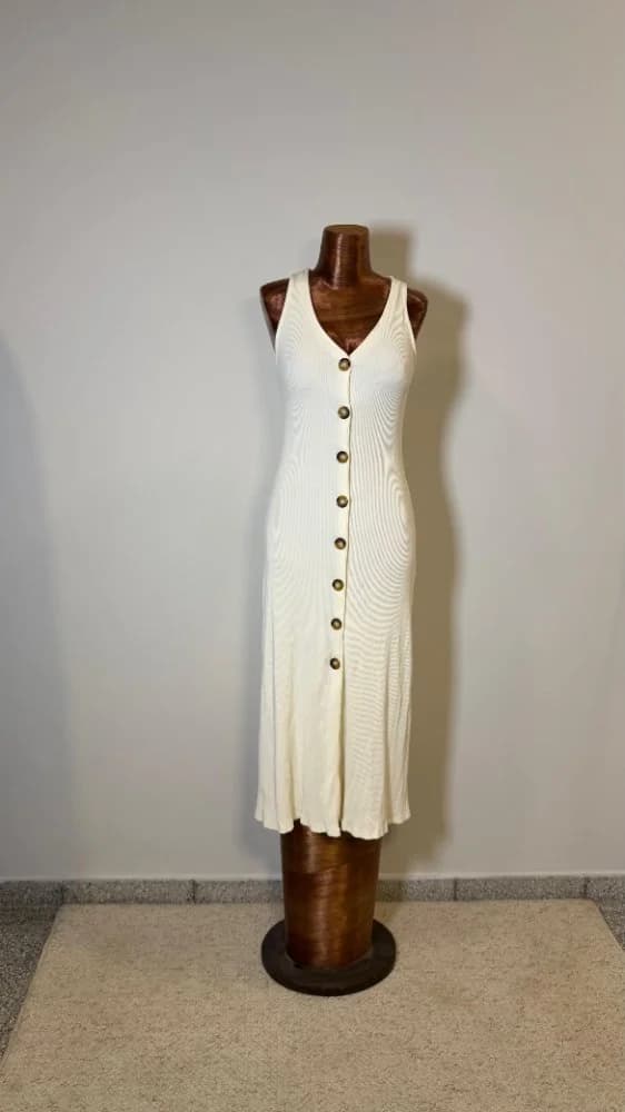 Vestido color hueso con botones midi